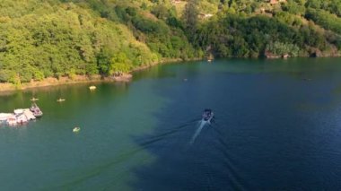 Galiçya, Ribeira Sacra 'daki Belesar Köyü yakınlarındaki Serene Nehri' nde yelken açmak. Hava Aracı Görüntüsü