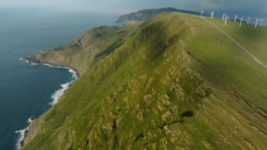 Serra da Capelada, La Corua, İspanya 'da Rüzgar Türbinlerinin Manzarası. Hava Görüntüsü