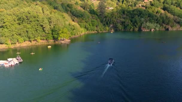 在西班牙加利西亚Ribeira Sacra的Belesar村附近的Minho的Serene河上航行 空降飞行员中枪 — 图库视频影像