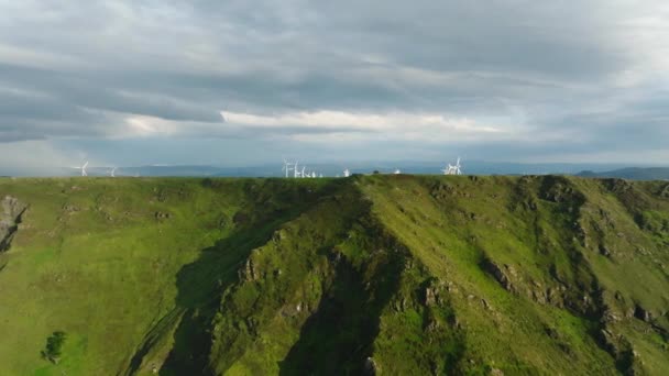 Windkraftanlagen Capelada Unter Wolkenverhangenem Himmel Coruna Galicien Spanien Drohnenschuss Aus — Stockvideo