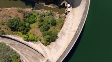 İspanya, Lugo 'daki Minho Nehri' nde Belesar Barajı 'nın üzerinde uçan beton duvar. yukarıdan aşağıya