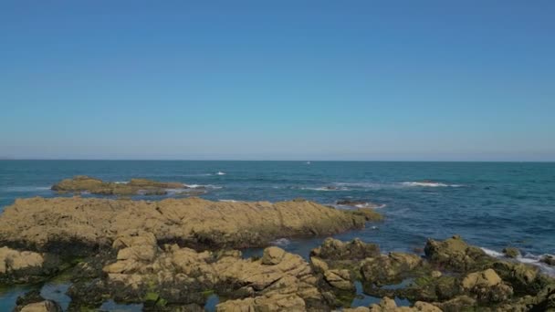 Fale Oceaniczne Rozbijają Się Skalistych Wylotach Linii Brzegowej Kajonie Hiszpanii — Wideo stockowe