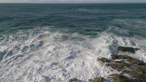 強力な波がポンテンスオの花崗岩のロッキー海岸に衝突 コーメ コルナ ガリシア スペイン ハイアングル — ストック動画