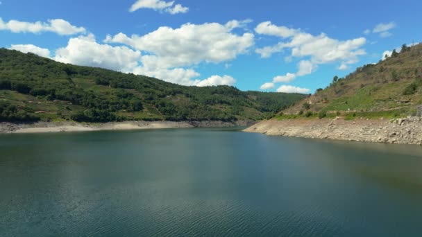 Sereniteit Van Natuur Bij Embalse Das Portas Waterreservoir Galicië Spanje — Stockvideo