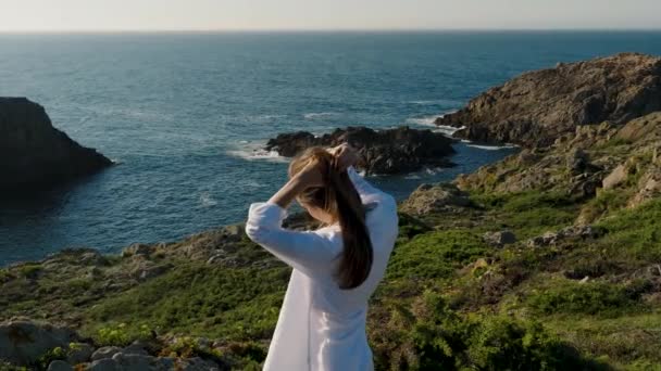 Женщина Расчесывает Волосы Руками Наблюдая Морем Рядом Ферролом Галисии Испания — стоковое видео