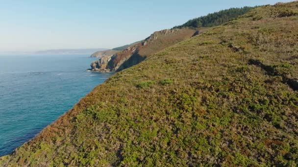 Klidný Seascape Malebným Výhledem Malpica Španělsko Široká Pan Vlevo — Stock video
