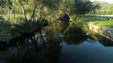 Ponteceso, A Corua, Galicia, İspanya 'daki Estuario del Ro Anllns' in Su Yolları Yansımaları. Çekim Çekimi