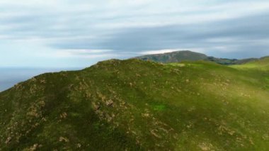 Sierra de la Capelada 'daki dik dağlar Cabo Ortegal yakınlarında, Galiçya' da La Coruna 'da ortaya çıktı. Gökyüzü Yükseliyor