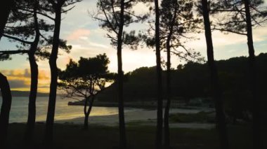 Ponteceso 'da Günbatımında Cennet Kumsalı, Coruna, Galiçya, İspanya. Doli Vuruşu