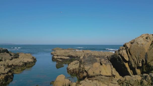 Vista Aérea Costa Rocosa Mar Azul Verano Furna Caion Corua — Vídeos de Stock