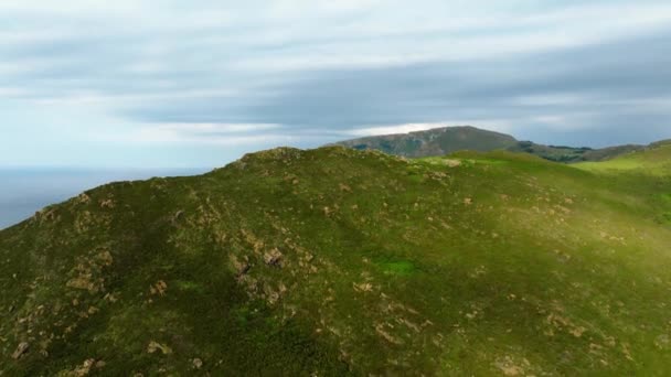 急な山々は スペインのガリシアのラ コルナ オルテガル近くのシエラ カペラダの海岸を明らかにしました エアリアル アセンディング — ストック動画
