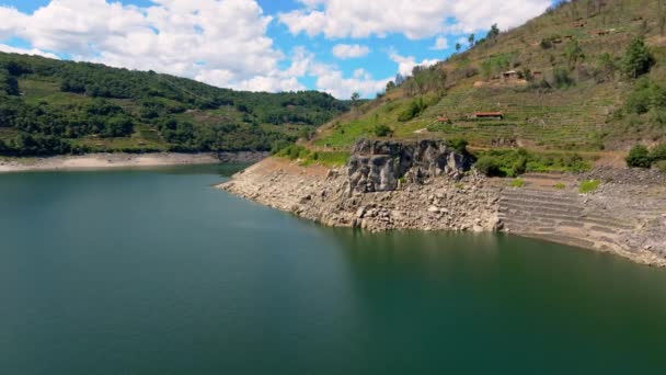 Rocky Cliffs Mountain Belesar Reservoir Στον Ποταμό Μίο Της Ισπανίας — Αρχείο Βίντεο
