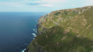 Sierra de la Capelada 'daki Crag Mountain Ridges Cabo Ortegal yakınlarında, La Coruna ili, İspanya. Hava Aracı Görüntüsü