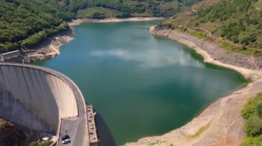 İspanya 'nın Lugo şehrinde yaz boyunca Minho Nehri' nde Belesar Reservoir Havacılık Manzarası.