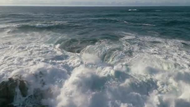 Rough Ocean Waves Rolling Foamy Surface Ponteceso Corme Coruna Galicia — Stock video