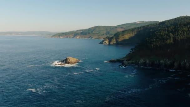 Härlig Panorama Över Lugna Oceanen Malpica Spanien Antenn Pullback — Stockvideo