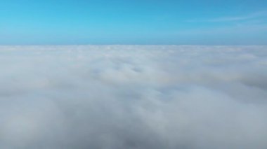 Mavi Açık Ufuk 'taki Beyaz Kabarık Bulutlar Yatağı. Hava Görüntüsü