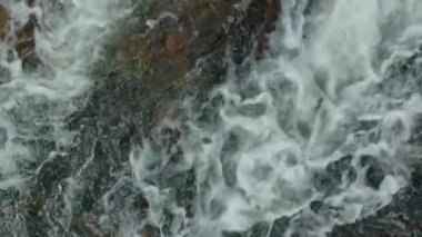 Köpüklü Nehir Rio Parga, La Coruna, İspanya 'daki Pürüzsüz Kayalar Üzerinde Akıyor. Üst Aşağı