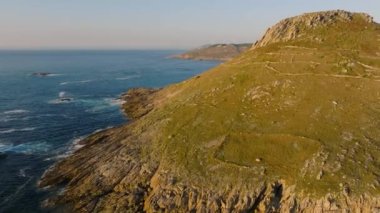 La Coruna, İspanya 'daki Laxe Sahili' nde Dağlar ve Sakin Dalgalar. Hava Görüntüsü