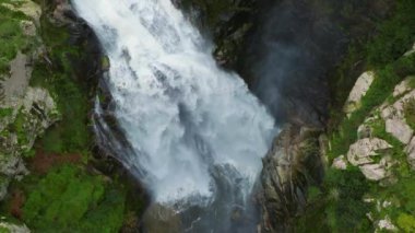 Fervenza do Toxa, Pontevedra İspanya 'daki Engebeli Vadi' ye Güçlü Akıntı Manzarası. 