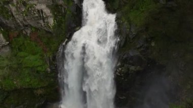 Fervenza do Toxa 'nın muhteşem şelalesi Silleda, Pontevedra, İspanya yakınlarında. Hava Aracı Görüntüsü