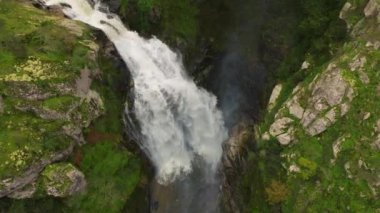Fervenza de Toxa 'nın çarpıcı manzarası, Toxa Nehri Şelalesi, Pontevedra, Galiçya, İspanya. Hava Görüntüsü
