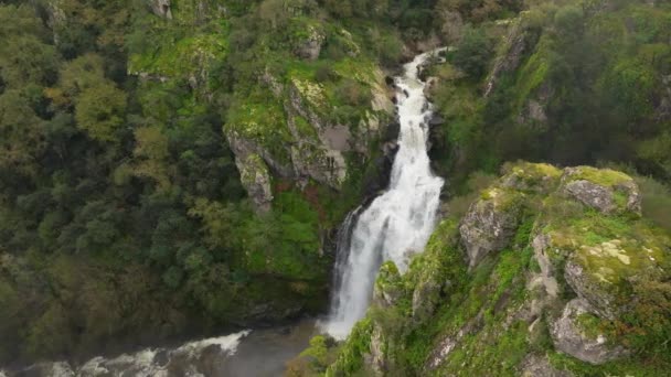 Reveal Fervenza Toxa Cascades Lush Valley Quintas Pontevedra Spanje Luchtfoto — Stockvideo