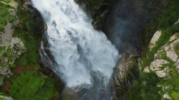 Fervenza Toxaで険しい渓谷でスプラッシュする強力なストリームのオーバーヘッドビュー スペイン — ストック動画