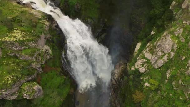 見事なビューFervenza Toxa トクサ川に滝 ガリシア スペイン アリアルショット — ストック動画