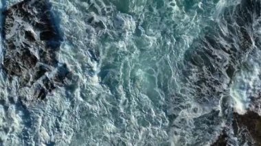 Beyaz köpükle Rocky Sea Kayalıkları 'na çarpan güçlü dalgaların en üst görüntüsü. Hava, Ağır çekim