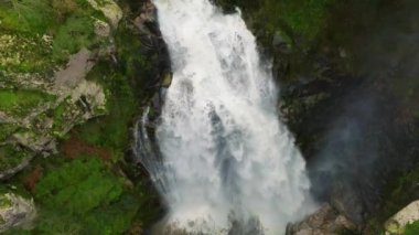 Quintas, Pontevedra, İspanya 'daki Fervenza do Toxa Şelaleleri' nin köpüklü akıntısı. Hava Aracı Görüntüsü
