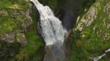 Fervenza do Toxa Şelaleleri, İspanya. Dik Kaya Dağlarının Üzerinde Büyük Şelaleler. Hava Görüntüsü