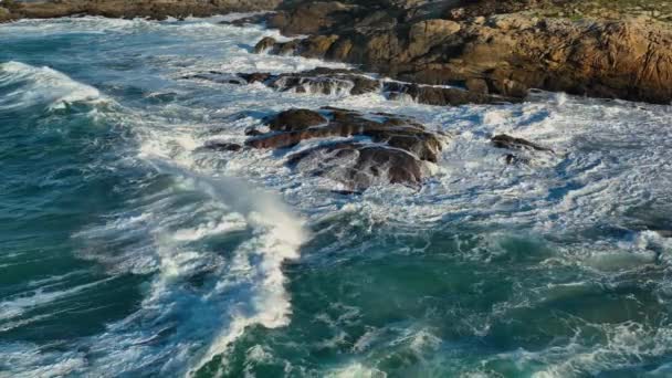 Raging Swell Träffar Rocky Shore Playa Valcobo Arteixo Corua Spanien — Stockvideo