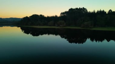 İspanya 'nın başkenti Crendes' te Sunset in Observatorio de aves de Crendes 'te Ayna Yansıtmalı Rezerv. Geniş Görüntü