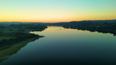 İspanya, Cambre 'de Günbatımında Abegondo-Cecebre Barajı' nın sakin manzarası. Hava Görüntüsü