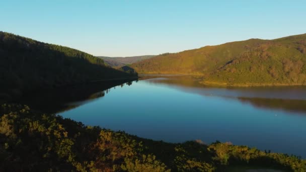 Malerische Naturberge Encoro Ribeira Reservoir Corua Spanien Pullback Schuss — Stockvideo
