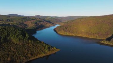 Encoro da Ribeira Reservoir 'daki Dağlık Manzara, Pontes De Garcia Rodriguez, A Coruna Spain. Geniş Hava Görüntüsü