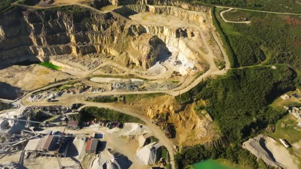 在西班牙卡斯特里兹的一个阳光灿烂的日子 露天采矿从地球上提取岩石 空中射击 — 图库视频影像