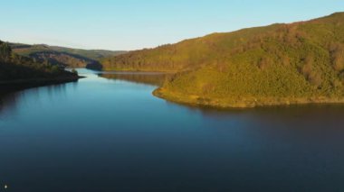 İspanya 'da Eume Nehri üzerindeki Encoro da Ribeira' yı çevreleyen sonbahar yaprakları. hava görüntüsü