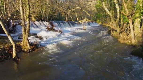 Rio Corrente Corrente Sobre Montanha Parque Fervenza Feiticeiras Coruna Espanha — Vídeo de Stock