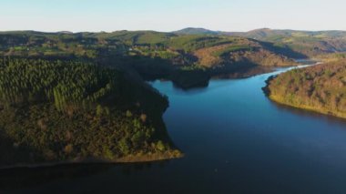 İspanya 'nın Galiçya kentinde Sonbahar sezonu sırasında Ribeira Barajı Havadan Görünümü (Encoro da Ribeira).