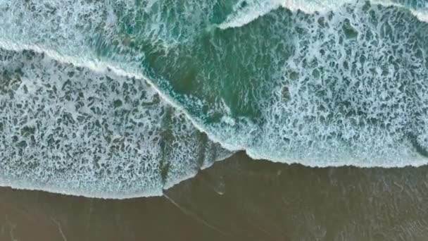 Schaum Wellen Planschen Sandy Shore Beach Luft Von Oben Nach — Stockvideo