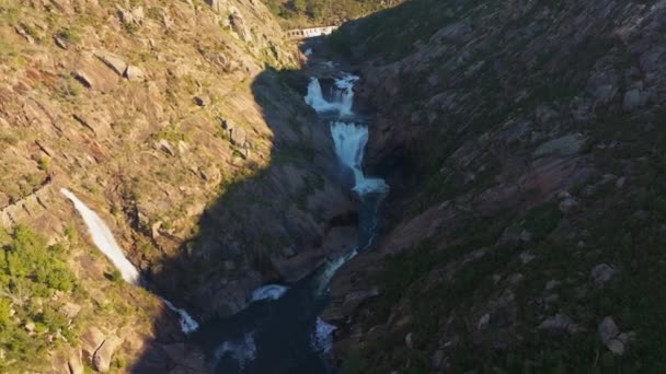 Serie Von Wasserfällen Fluss Xallas Und Den Bergen Sommer Corua — Stockvideo