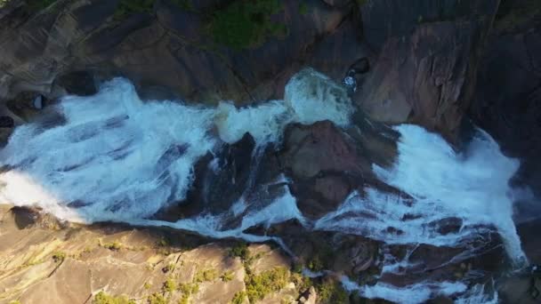 在西班牙科鲁亚的一个山谷里 沙拉斯河急流穿过岩石 高角镜头 — 图库视频影像