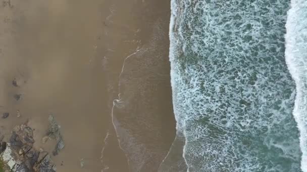 Góra Dół Piankowych Fal Toczących Się Sandy Coastline Sea Dron — Wideo stockowe