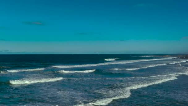 Volando Playa Mar Con Ondas Espumosas Bajo Cielo Azul Drone — Vídeo de stock