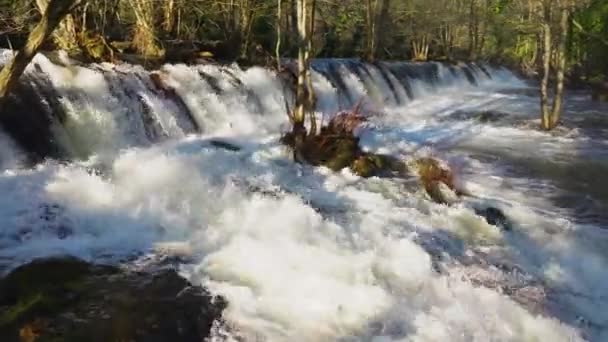 스페인 코루나에서 유출로를 흐르는 Eume — 비디오