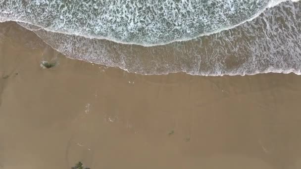 Widok Powietrza Piankowe Fale Morza Płynące Piaszczystej Plaży Drone Shot — Wideo stockowe