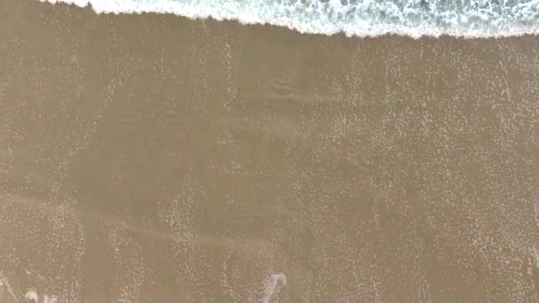 Piankowe Fale Morskie Piasek Tropikalnej Plaży Widok Góry Dół — Wideo stockowe