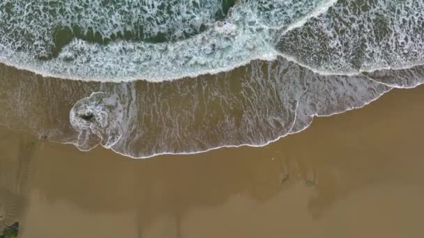 Top View Foamy Ocean Waves Πλυντήριο Παραλία Drone Shot Αργή — Αρχείο Βίντεο